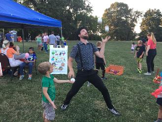 'Mazing Matthias juggling with kid