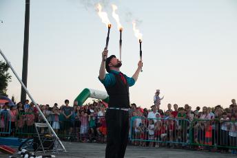 'Mazing Matthias juggling fire